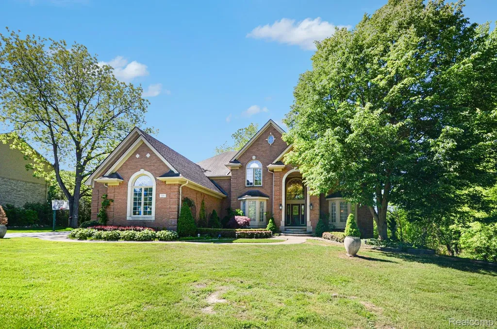 109 W Knorrwood Drive Oakland Charter Township MI 48306