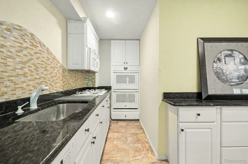 109 W Knorrwood Drive Oakland Charter Township MI 48306