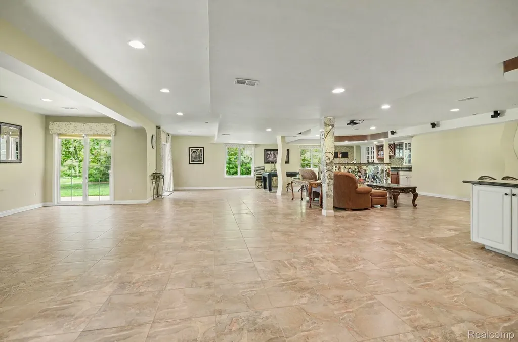 109 W Knorrwood Drive Oakland Charter Township MI 48306