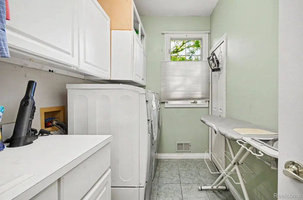 109 W Knorrwood Drive Oakland Charter Township MI 48306