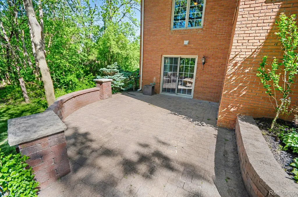 109 W Knorrwood Drive Oakland Charter Township MI 48306