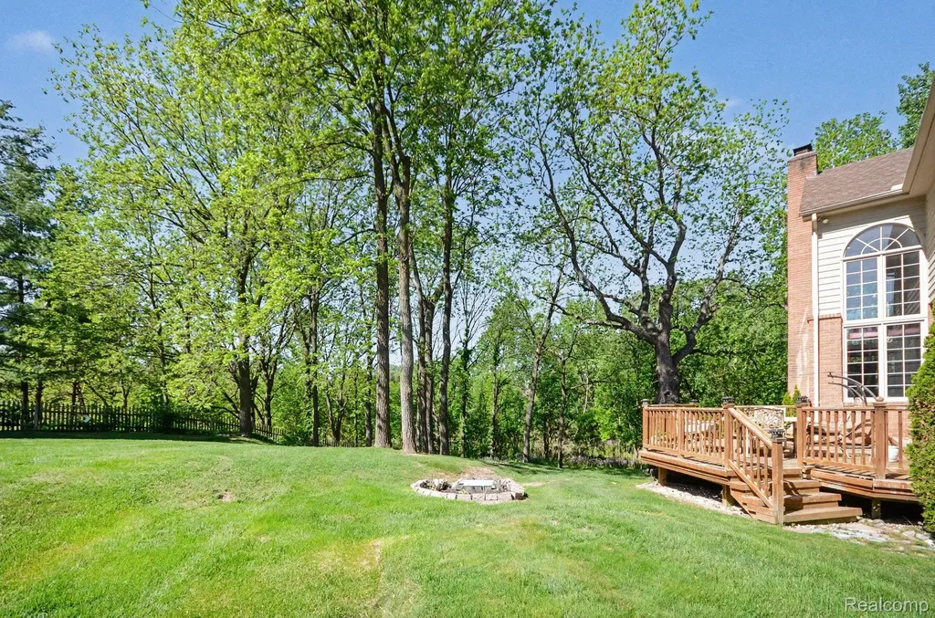 109 W Knorrwood Drive Oakland Charter Township MI 48306
