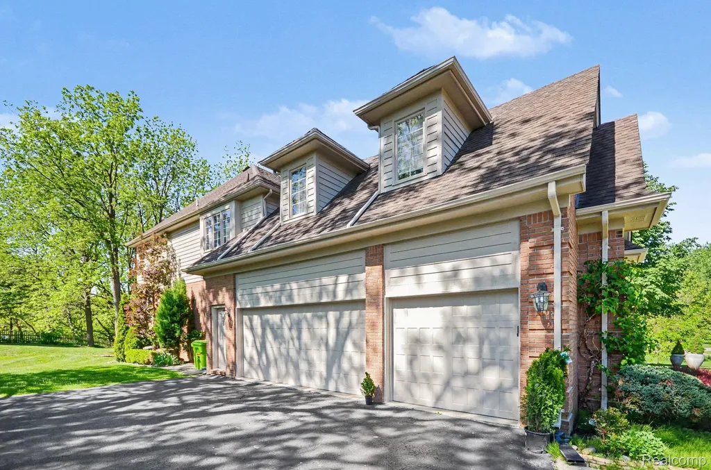 109 W Knorrwood Drive Oakland Charter Township MI 48306