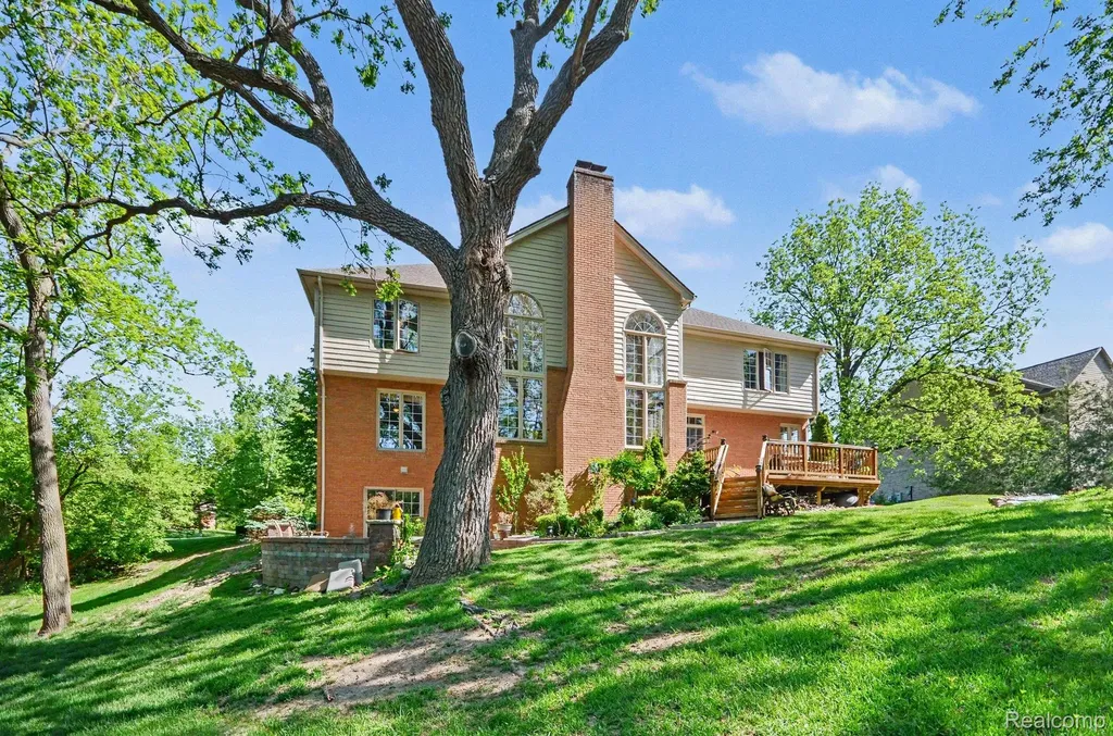 109 W Knorrwood Drive Oakland Charter Township MI 48306