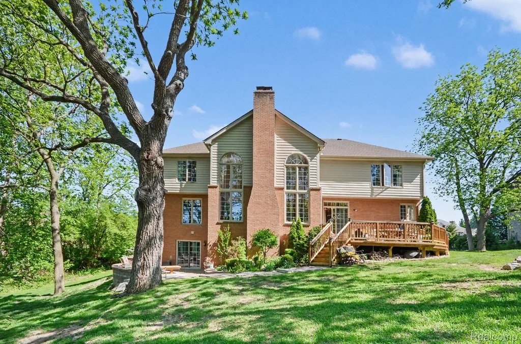 109 W Knorrwood Drive Oakland Charter Township MI 48306