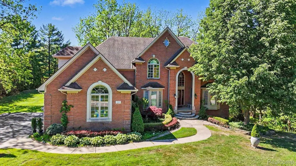 109 W Knorrwood Drive Oakland Charter Township MI 48306