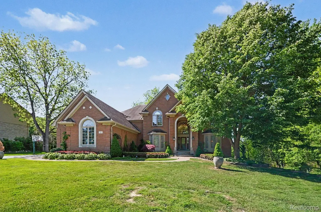 109 W Knorrwood Drive Oakland Charter Township MI 48306
