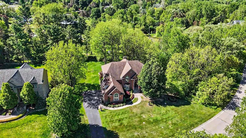 109 W Knorrwood Drive Oakland Charter Township MI 48306