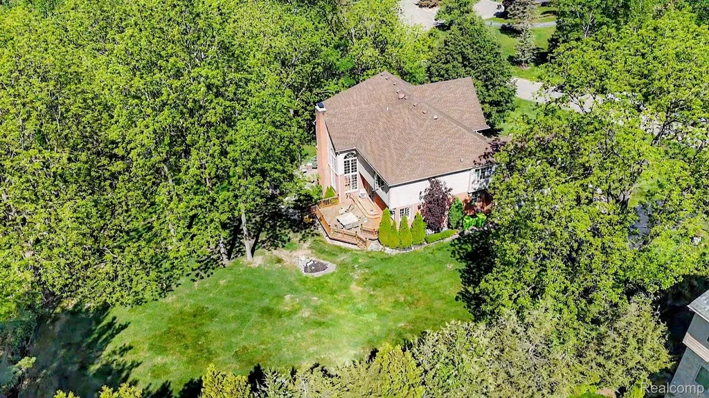 109 W Knorrwood Drive Oakland Charter Township MI 48306