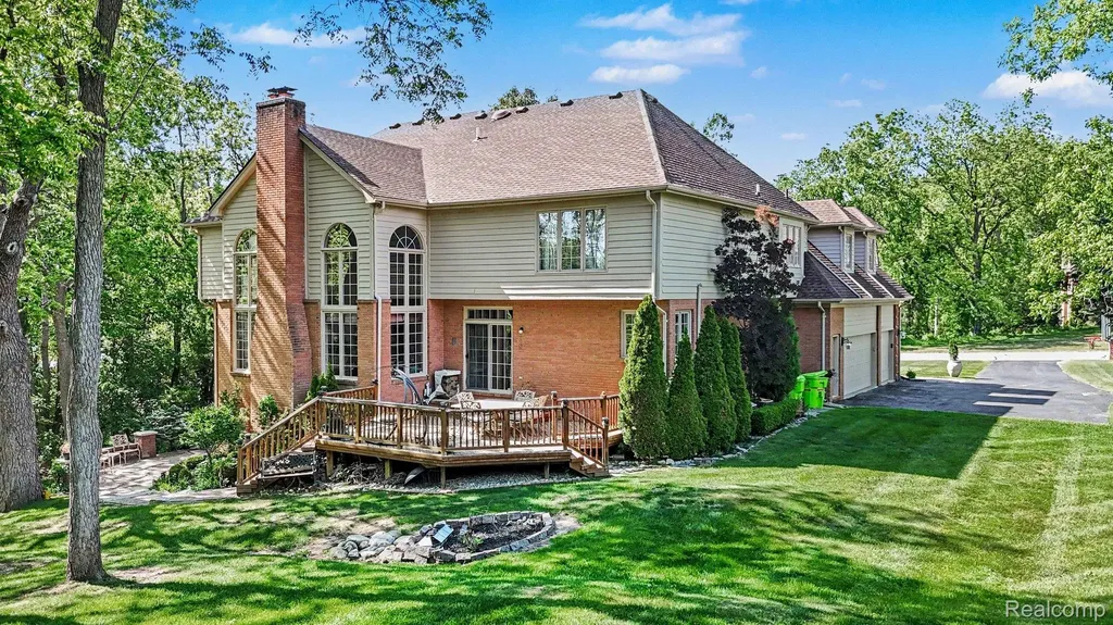 109 W Knorrwood Drive Oakland Charter Township MI 48306