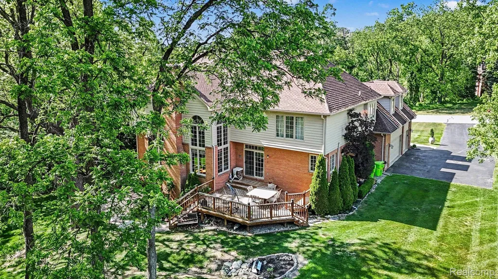 109 W Knorrwood Drive Oakland Charter Township MI 48306