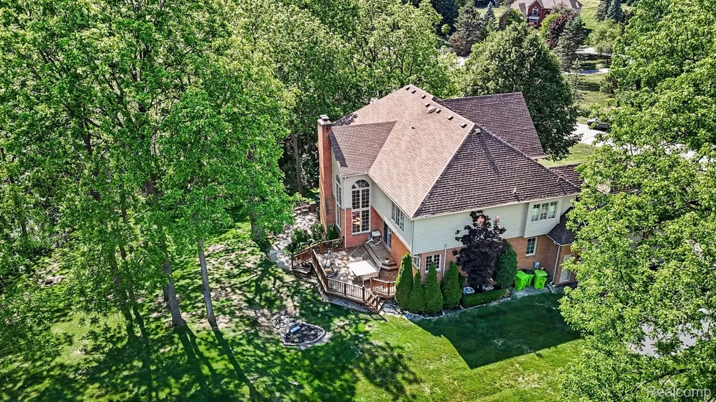 109 W Knorrwood Drive Oakland Charter Township MI 48306