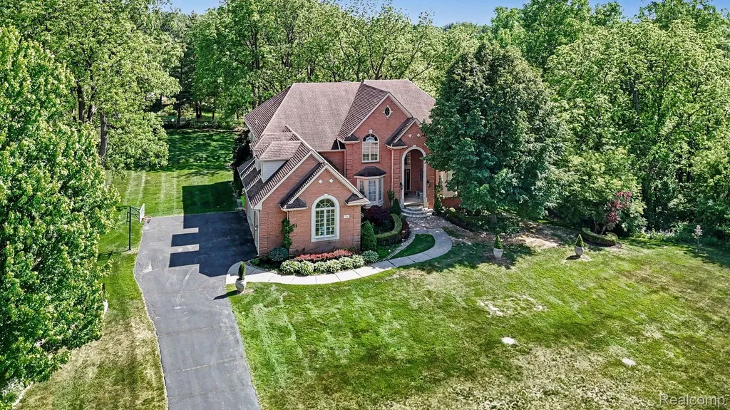 109 W Knorrwood Drive Oakland Charter Township MI 48306