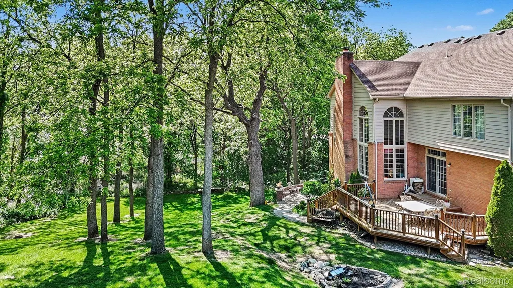 109 W Knorrwood Drive Oakland Charter Township MI 48306