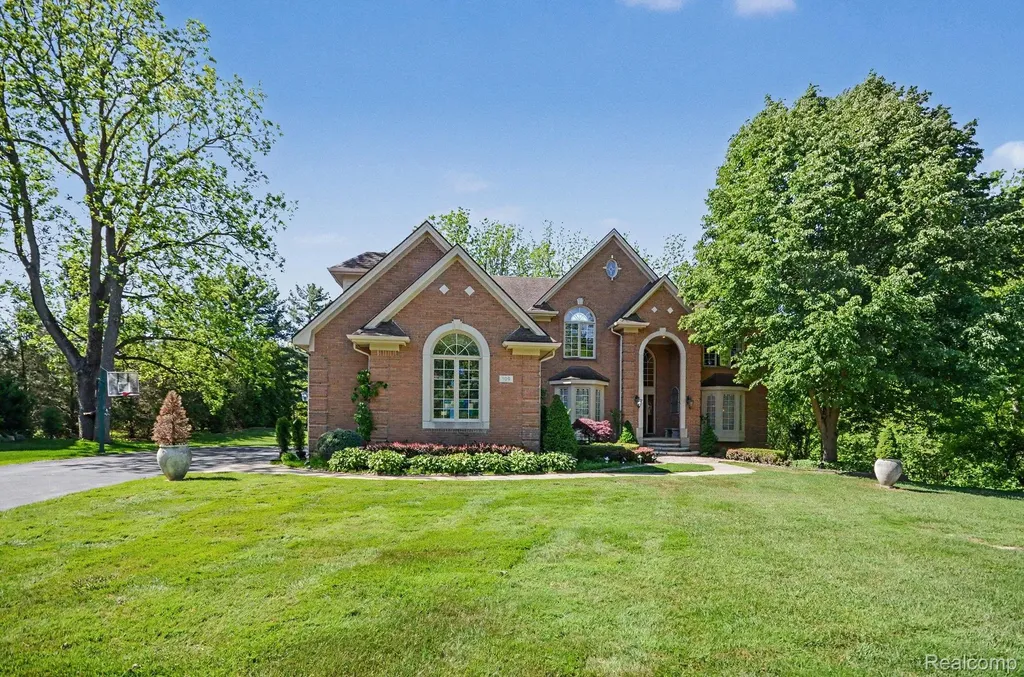 109 W Knorrwood Drive Oakland Charter Township MI 48306
