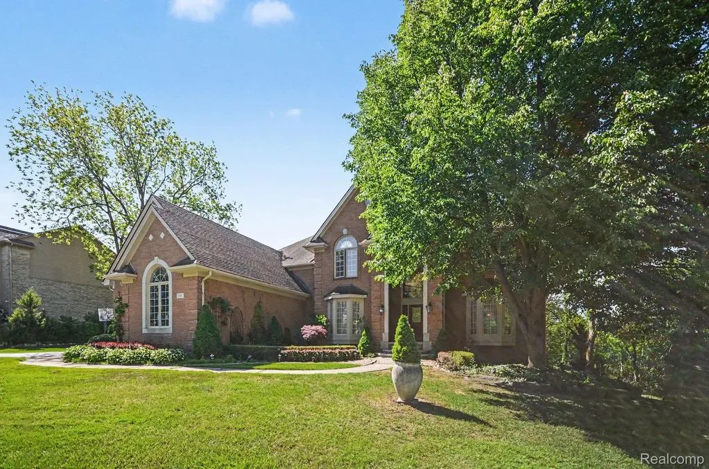 109 W Knorrwood Drive Oakland Charter Township MI 48306