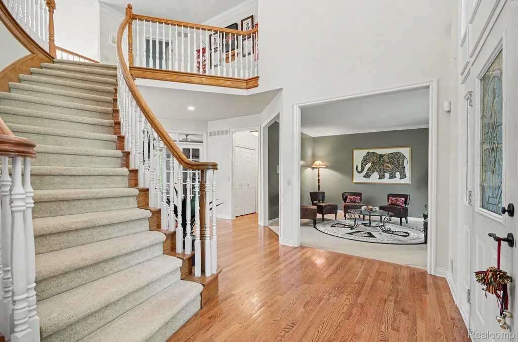 109 W Knorrwood Drive Oakland Charter Township MI 48306