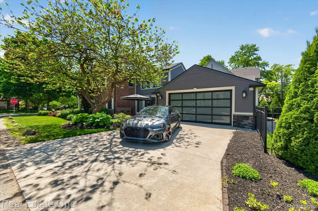 810 Harmon Avenue Birmingham City MI 48009