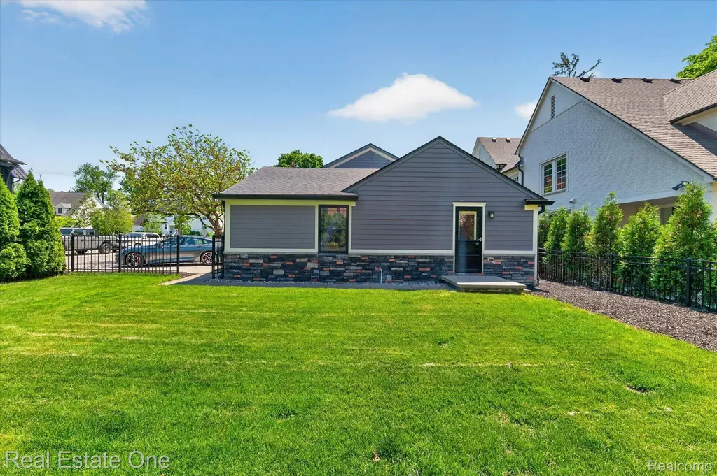 810 Harmon Avenue Birmingham City MI 48009