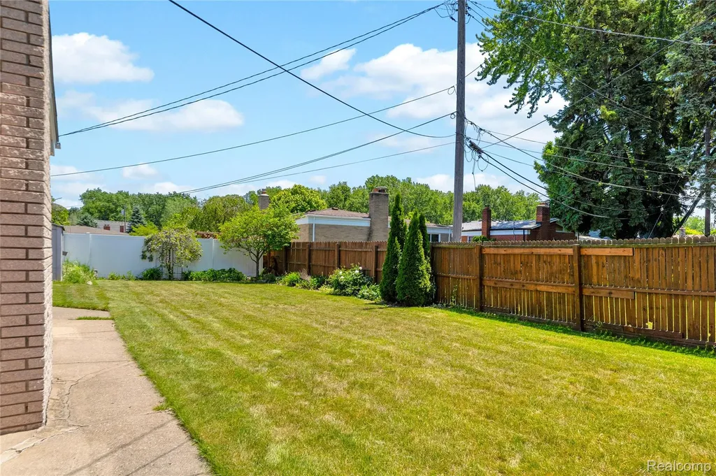4840 Iowa Drive Warren City MI 48092