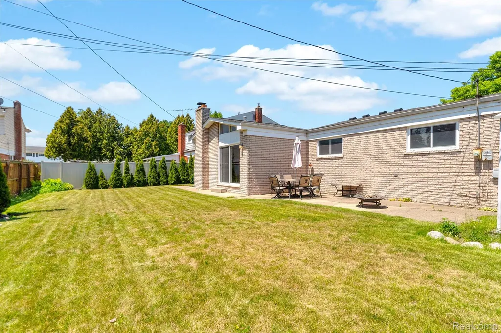 4840 Iowa Drive Warren City MI 48092