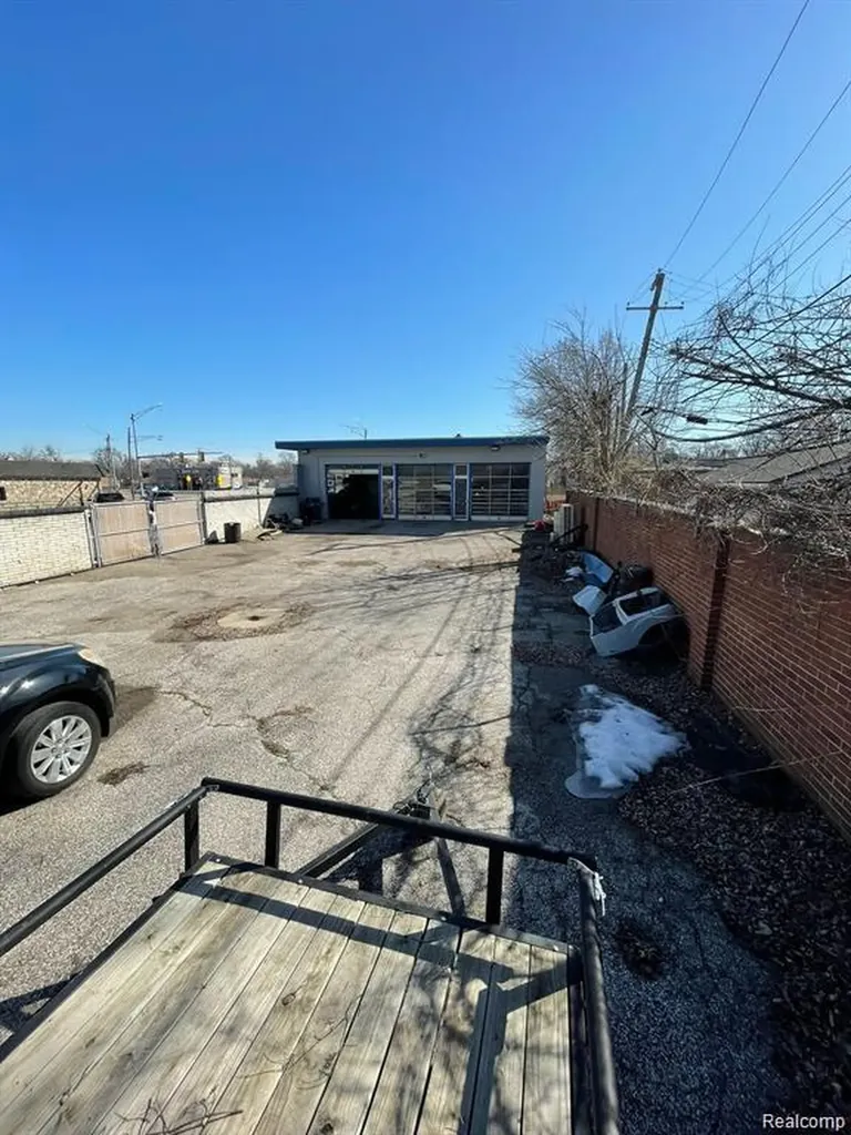 37 W 10 Mile Road Hazel Park City MI 48030
