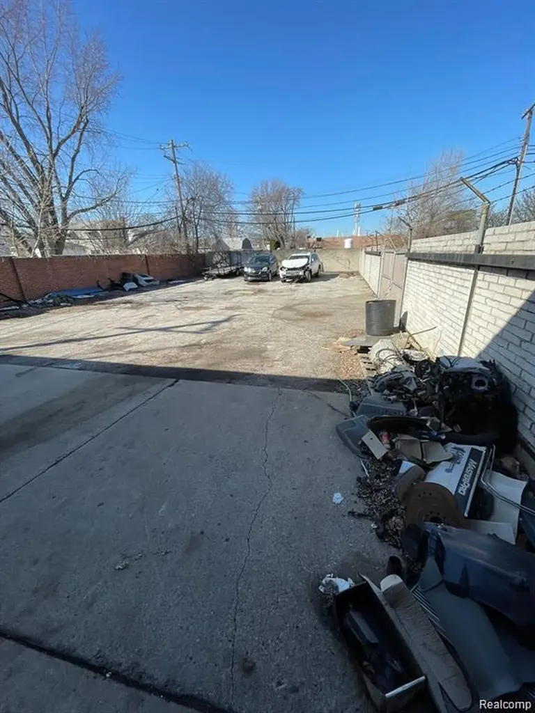 37 W 10 Mile Road Hazel Park City MI 48030