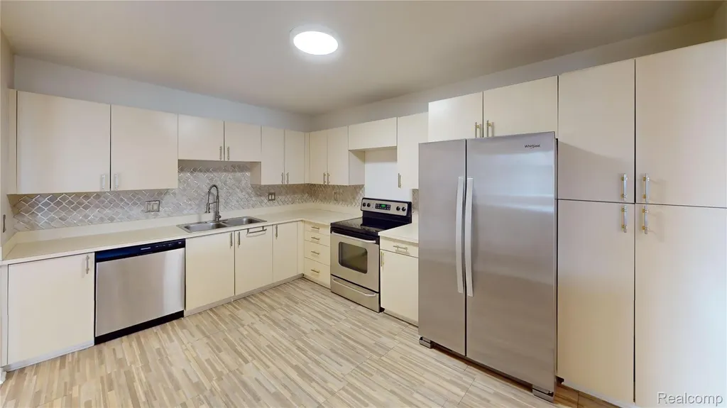 30450 Orchard Lake Road Farmington Hills City MI 48334