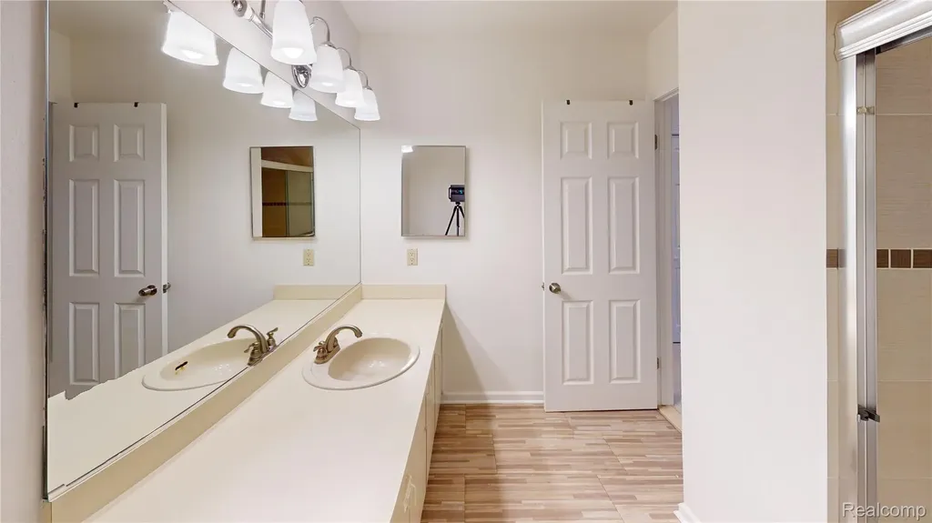 30450 Orchard Lake Road Farmington Hills City MI 48334