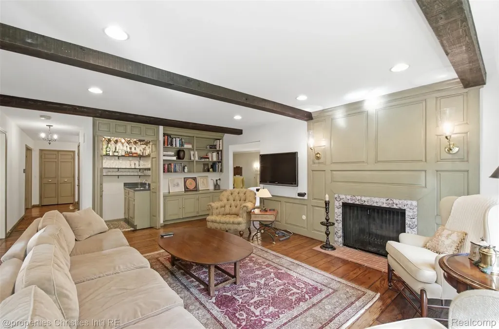 25235 Canterbury Road Franklin Village MI 48025