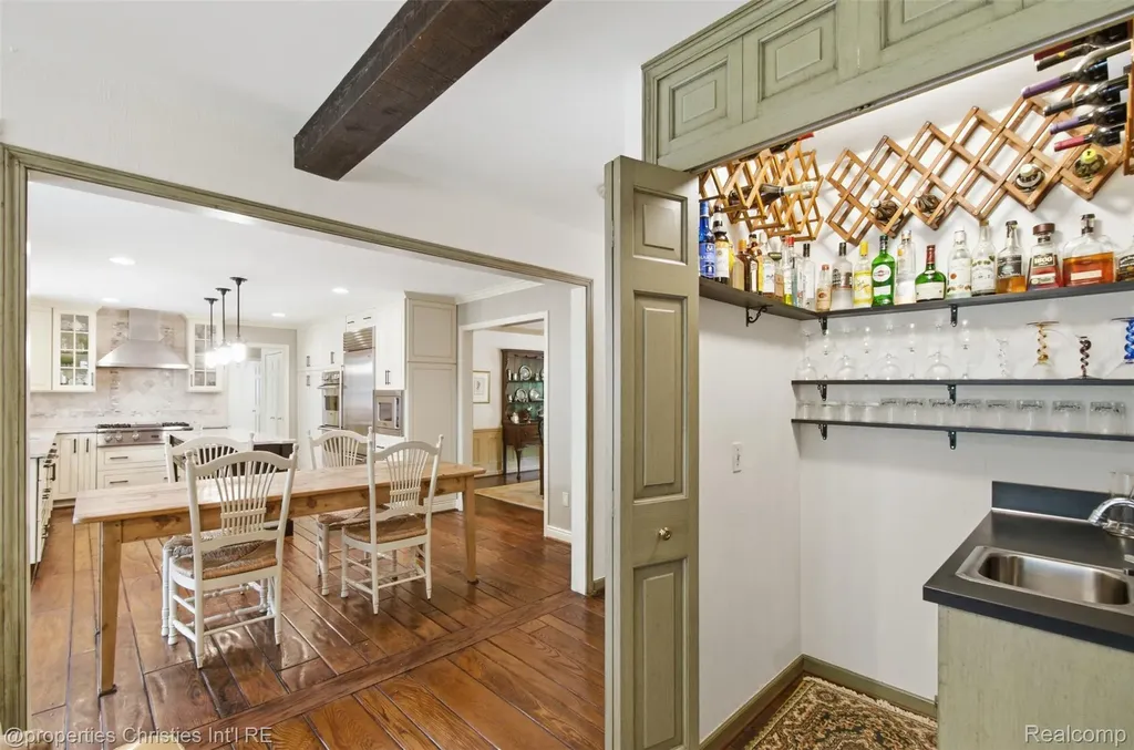 25235 Canterbury Road Franklin Village MI 48025