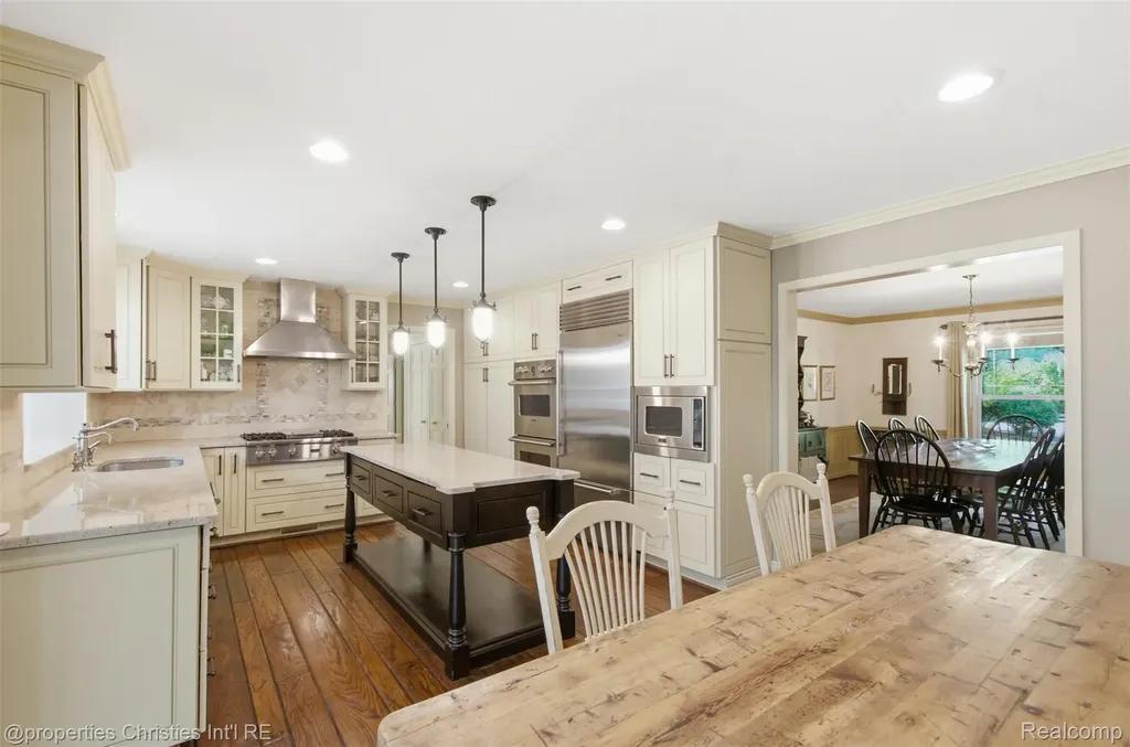 25235 Canterbury Road Franklin Village MI 48025