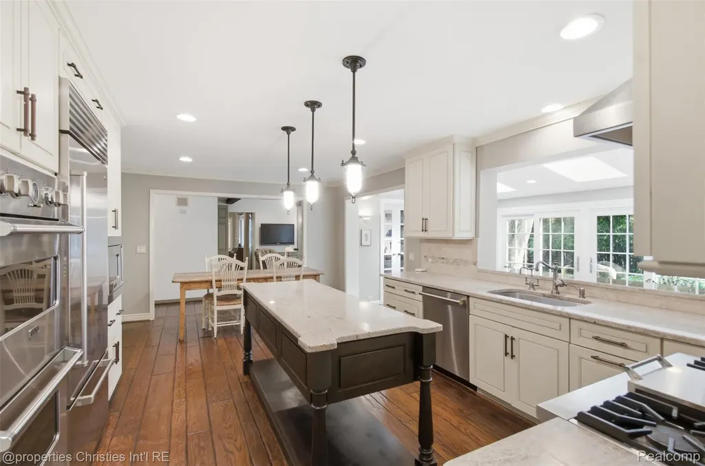 25235 Canterbury Road Franklin Village MI 48025
