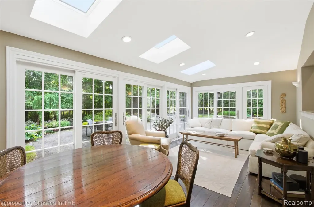 25235 Canterbury Road Franklin Village MI 48025
