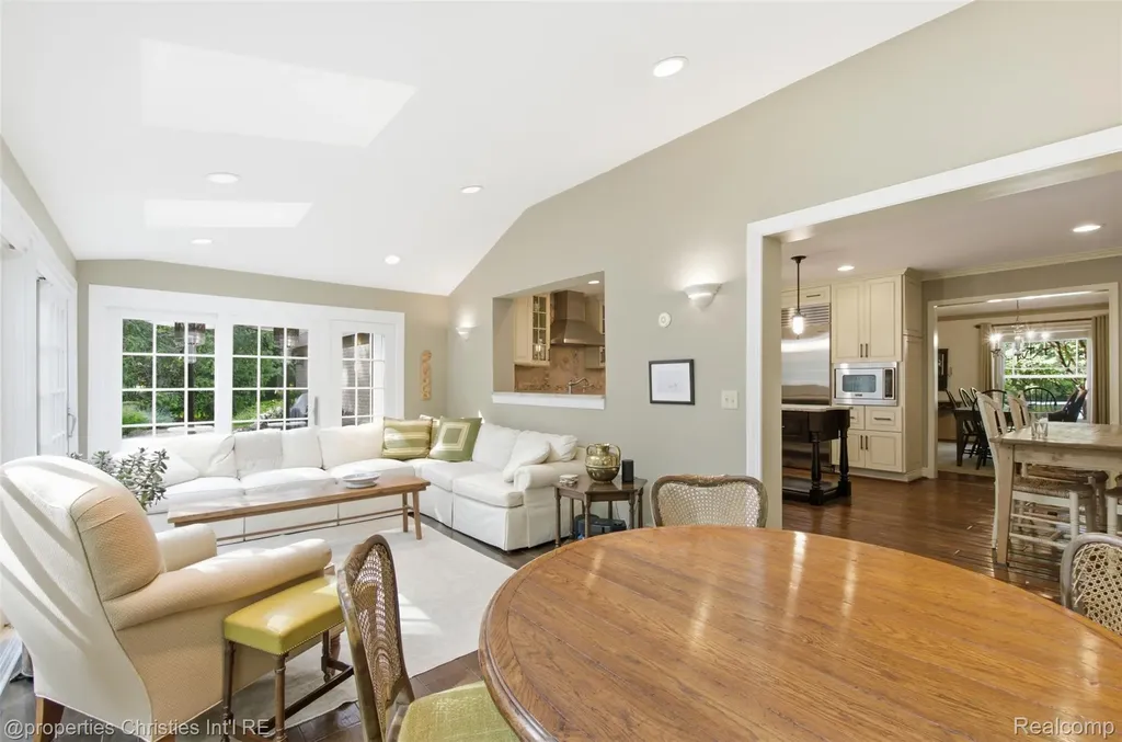 25235 Canterbury Road Franklin Village MI 48025