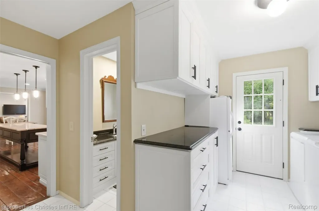 25235 Canterbury Road Franklin Village MI 48025