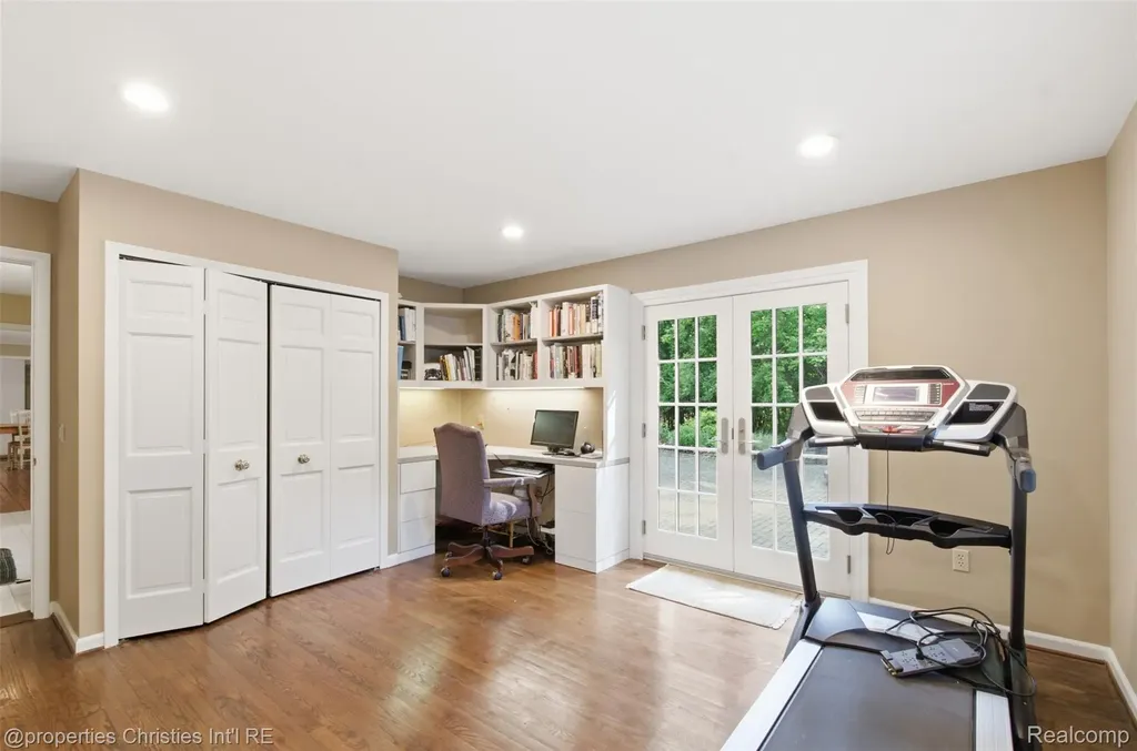 25235 Canterbury Road Franklin Village MI 48025