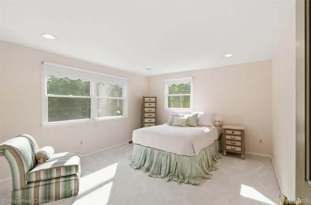 25235 Canterbury Road Franklin Village MI 48025