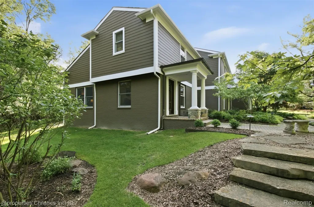 25235 Canterbury Road Franklin Village MI 48025