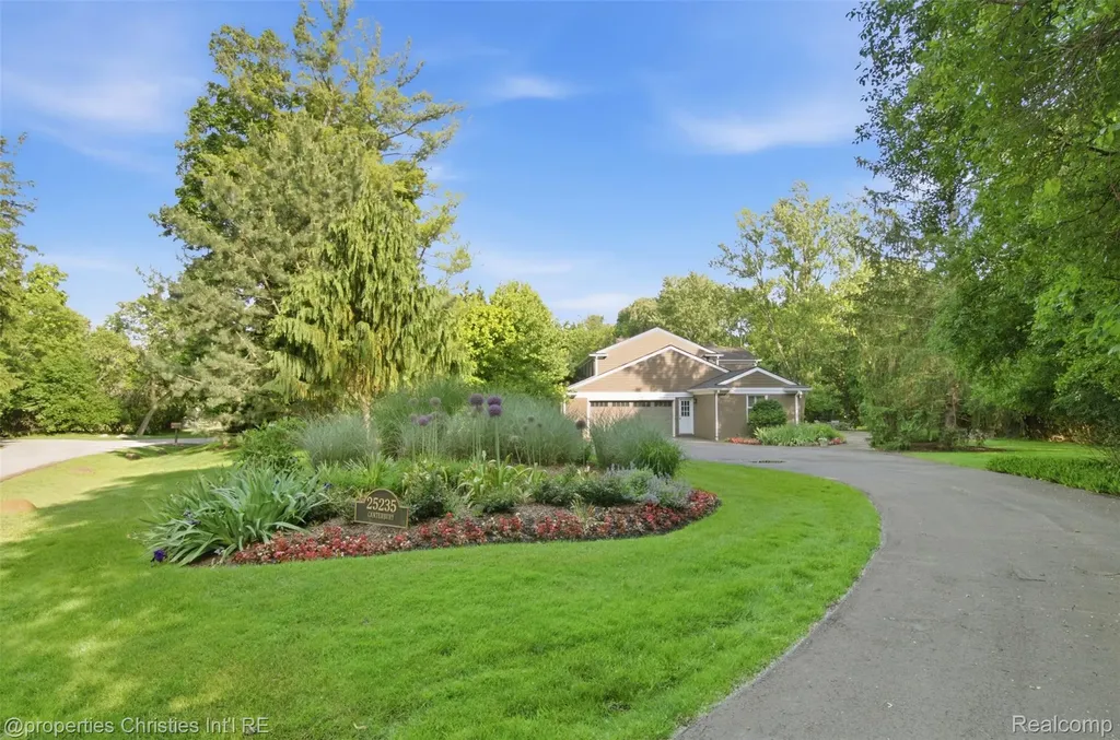25235 Canterbury Road Franklin Village MI 48025