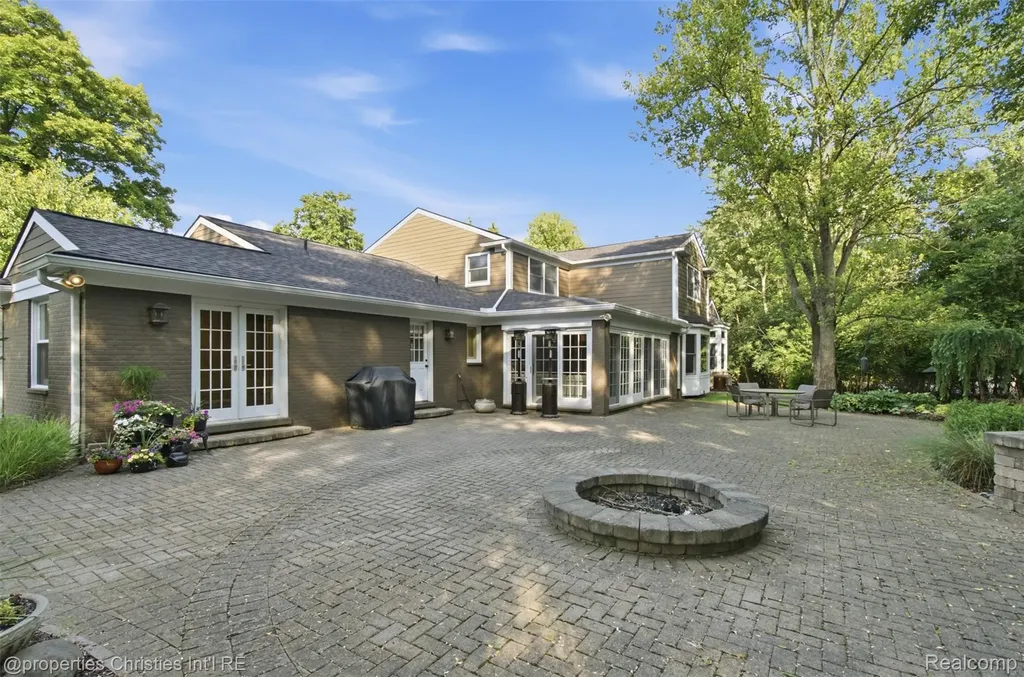 25235 Canterbury Road Franklin Village MI 48025