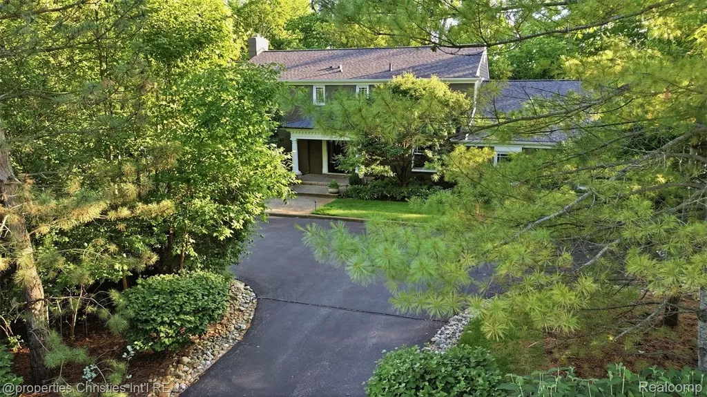 25235 Canterbury Road Franklin Village MI 48025