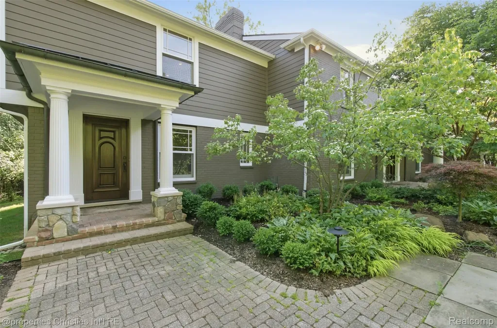 25235 Canterbury Road Franklin Village MI 48025