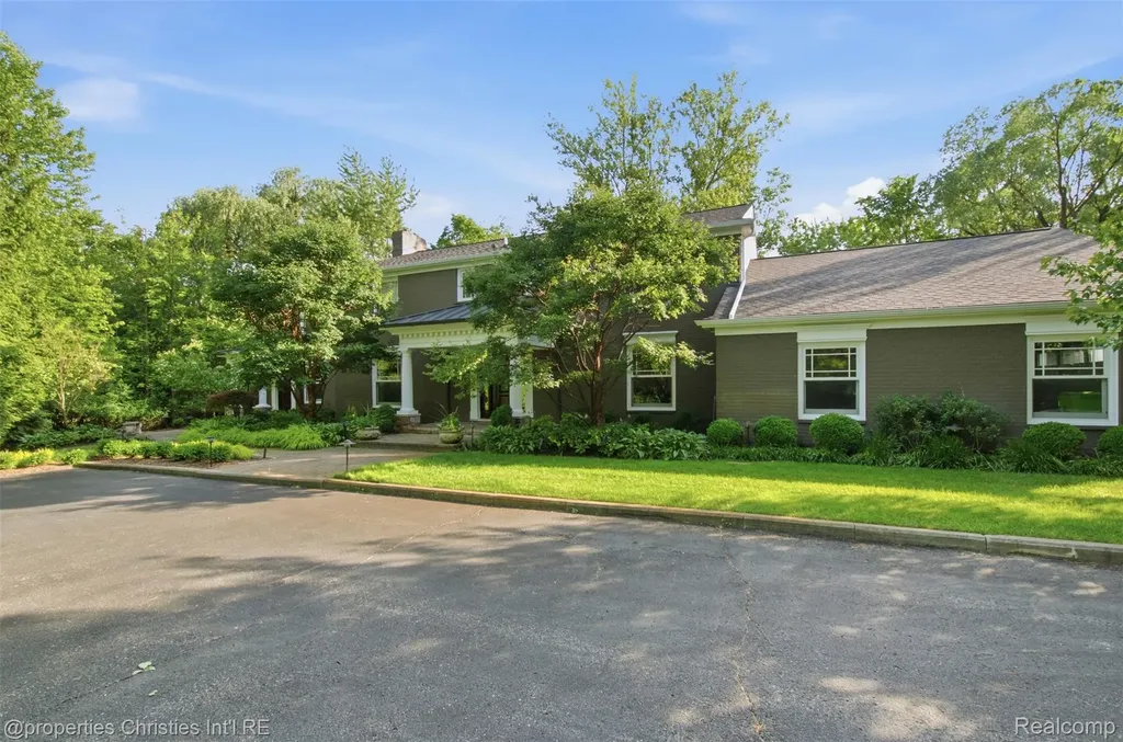 25235 Canterbury Road Franklin Village MI 48025