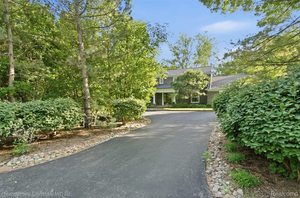 25235 Canterbury Road Franklin Village MI 48025