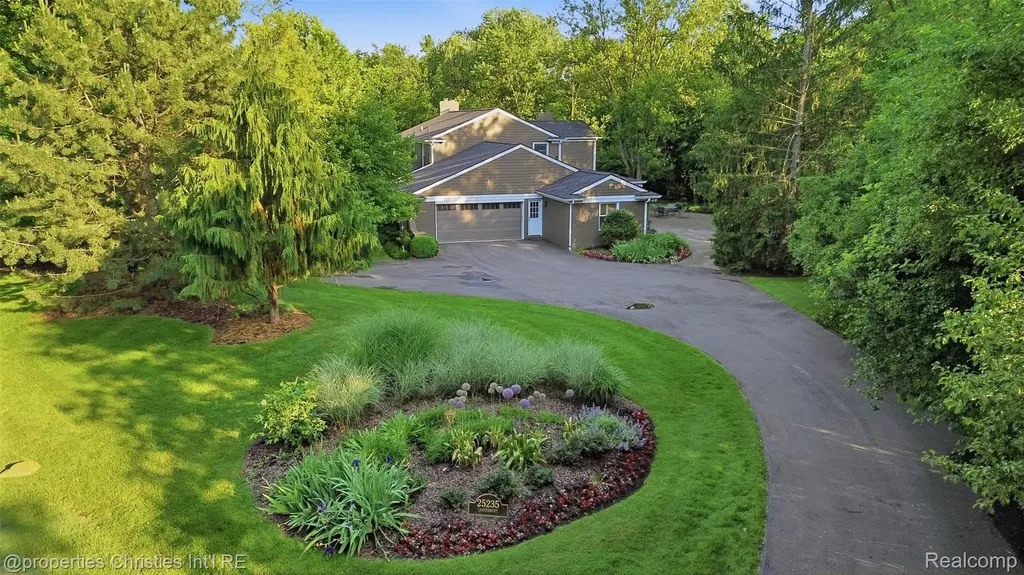 25235 Canterbury Road Franklin Village MI 48025