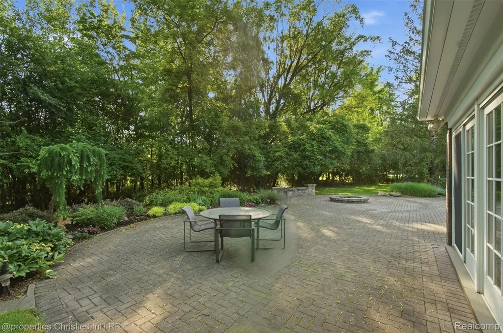 25235 Canterbury Road Franklin Village MI 48025
