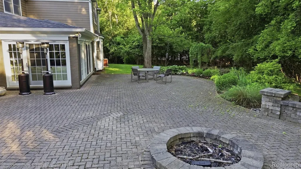 25235 Canterbury Road Franklin Village MI 48025