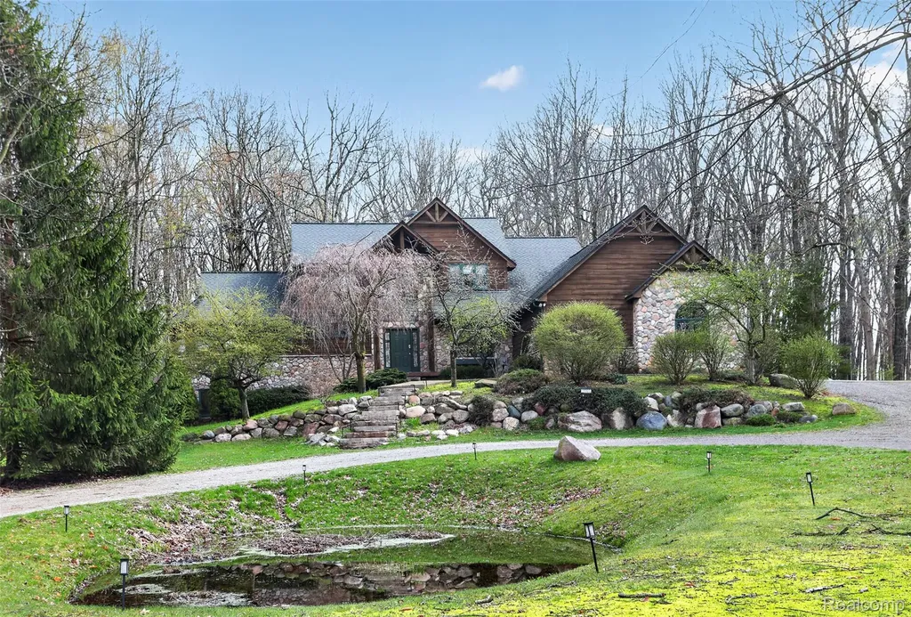 1960 Eastons Trail Highland Charter Township MI 48357