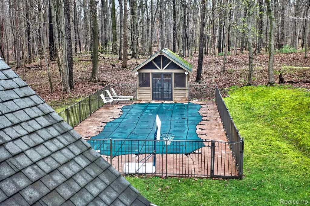 1960 Eastons Trail Highland Charter Township MI 48357